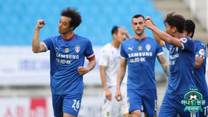 '염기훈 PK 결승골' 수원, 인천 꺾고 시즌 첫 승