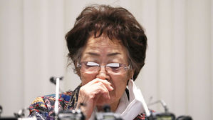 눈물 흘리는 이용수 할머니