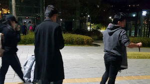 연세대에 설치된 '홍콩 해방' 현수막이 지난해 10월 24일 밤 무단 철거되는 모습 (사진=독자 제공, 연합뉴스)