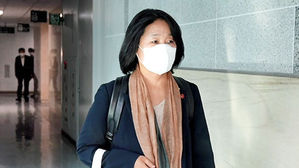 윤미향, 나비 배지 달고 첫 출근