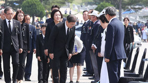현충일 추념식 입장하는 문 대통령(사진=연합뉴스)