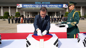 문재인 대통령, 돌아온 국군 유해에 6.25 참전 기장을 수여