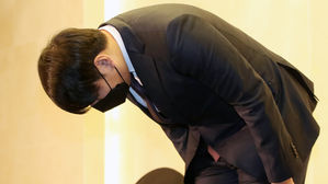허리 숙여 사과하는 강정호