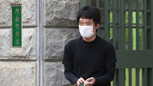 세계 최대 아동 성 착취물 사이트 '웰컴 투 비디오' 운영자인 손정우 씨가 6일 오후 법원의 미국 송환 불허 결정으로 석방되어 경기도 의왕 서울구치소를 나서고 있다.