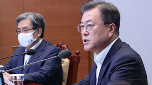 수석보좌관 회의 참석한 문재인 대통령