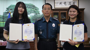 전화금융사기 예방한 금융기관 직원에 감사장 전달하는 홍천경찰 (사진=홍천경찰서 제공, 연합뉴스)