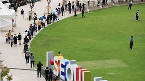 서울광장 빙 둘러선 마스크 행렬…시민분향소 현장