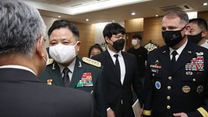 고 백선엽 예비역 육군 대장 빈소를 찾은 박한기 합동참모본부 의장과 로버트 에이브럼스 주한미군 사령관