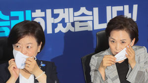 이야기 나누는 김현미 장관과 진선미 위원장