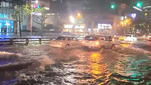 부산 동구 동부 우체국 앞 도로 침수 (사진=독자 제공, 연합뉴스)