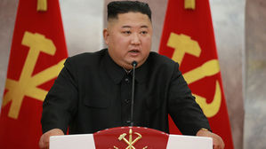 백두산 기념 권총 수여식 참석한 김정은