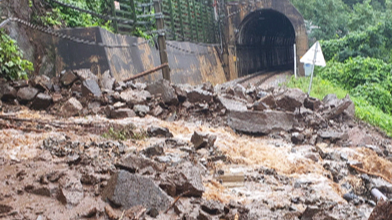 [12리]산사태·토사 유입..고속도로·열차 운행 곳곳 중단