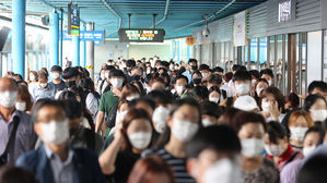 서울 지하철 1&middot;2호선 신도림역서 출근하는 시민들 (사진=연합뉴스)