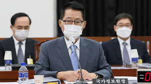 정보위 출석한 박지원 국정원장과 간부들