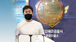 바다에 추락한 차량, 맨몸으로 뛰어들어 운전자 구조한 선장