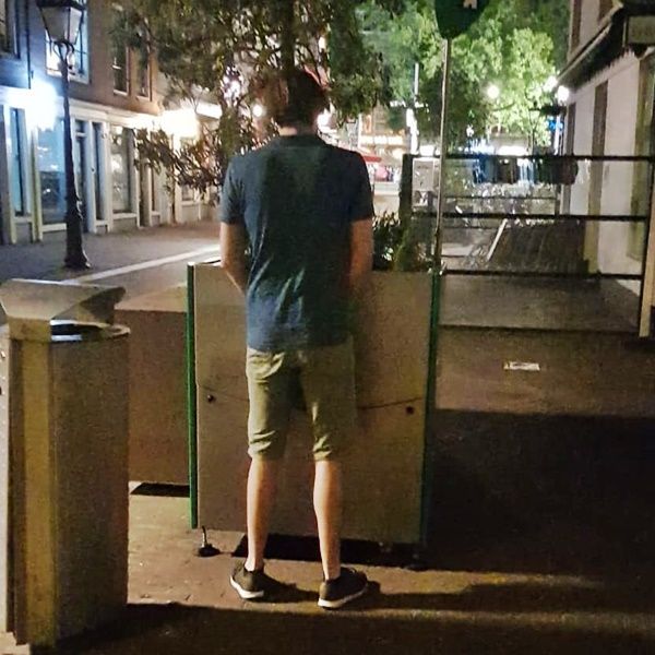 '노상 방뇨'로 골머리 앓던 네덜란드의 재치…'화분에 볼일 보세요