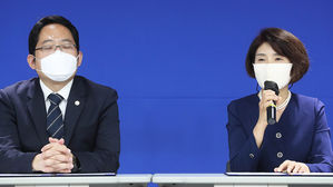더불어민주당 한정애 정책위의장(오른쪽)과 최대집 대한의사협회장(사진=연합뉴스)