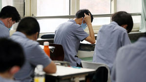 고등학교 3학년 대상 전국연합학력평가 시험일인 지난 7월 22일 오전 인천의 한 고등학교 학생들이 시험을 치르고 있다.