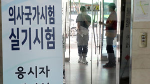 국시원 출입하는 관계자들
