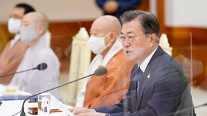 문재인 대통령이 18일 오전 청와대에서 열린 한국 불교지도자 초청 간담회에서 발언하고 있다