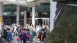 마스크 쓰고 제주공항 나서는 관광객 (사진=연합뉴스)