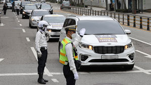 개천절인 3일 오후, 조국 전 법무장관 자택 부근 도로서 차량 시위하는 보수단체 회원들 (사진=연합뉴스)