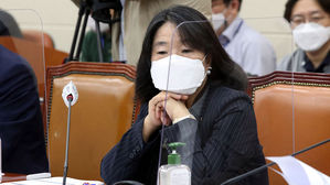 '정의연 의혹' 윤미향 오늘 첫 재판…기소 후 11개월만