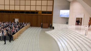 교황도 코로나19 조심…거리 두기 지킨 알현 행사