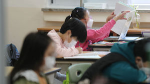 전면 등교가 시작된 19일 오전 청주시 흥덕구 경산초등학교 학생들이 교실에서 독서하고 있다.