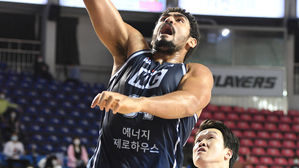 골밑슛 시도하는 KCC 타일러 데이비스 (사진=KBL 제공, 연합뉴스)