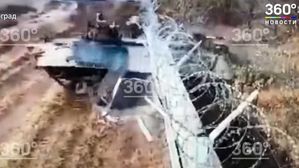 공항 주변 담벼락 돌파하는 러시아 보병장갑차의 모습 (사진=현지 언론 '360도'가 게시한 유튜브 동영상 캡처, 연합뉴스)