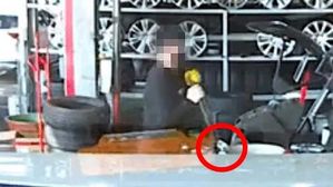 공구를 이용해 손님 자동차의 휠(빨간 원)을 훼손하는 모습 (사진=보배드림 게시물 캡처, 연합뉴스)