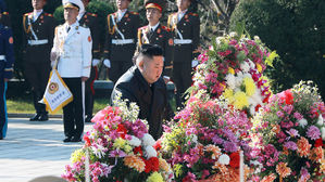 김정은, 중국 6&middot;25참전 70주년 맞아 중공군 열사능 참배(사진=평양 조선중앙통신, 연합뉴스)