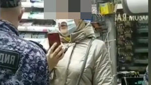 구멍 뚫린 마스크를 착용한 고객의 모습. (사진=현지 언론 베스티프림 동영상 캡처, 연합뉴스)