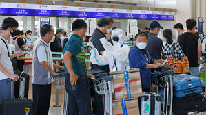 출국 수속 밟는 베이징 직항 탑승객들