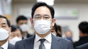 [영상] 굳은 표정의 이재용, 부친상 이후 첫 공개석상…'국정농단' 재판 출석