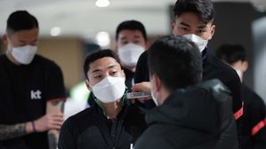 발열 체크받는 축구 국가대표팀 이동준 (사진=대한축구협회 제공, 연합뉴스)