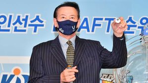 전체 1순위로 삼성을 뽑은 김동광 KBL 경기본부장 (사진=KBL 제공, 연합뉴스)