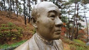 청남대 안에 세워져 있는 전두환 동상 목 부위가 파손되어 있다.