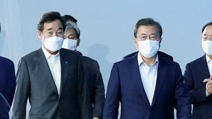 더불어민주당 이낙연 대표(왼쪽)와 문재인 대통령(가운데)