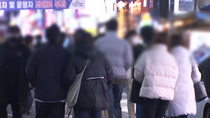 신규확진 닷새째 3백명대..거리두기 격상 임박