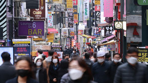 300명대 코로나19 상황 속에서 서울 중구 명동 거리