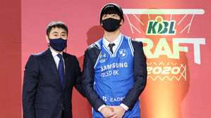 기념 촬영을 하는 서울 삼성 이상민 감독-차민석
