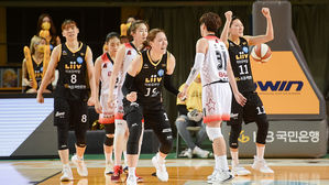 기뻐하는 박지수 (사진=WKBL 제공, 연합뉴스)