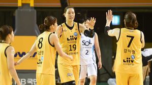 박지수와 KB 선수들 (사진=WKBL 제공, 연합뉴스)
