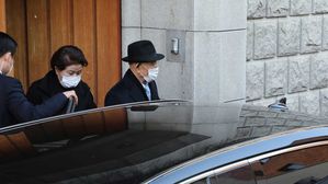자택에서 나오는 전두환 부부