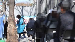 선별진료소에서 시민들이 검사를 받기 위해 대기하고 있다