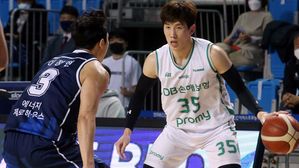 원주 DB 두경민과 전주 KCC 이정현