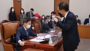 법사위 안건조정위 위원장 선출 건 상정에 항의하는 김도읍