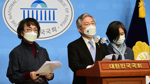 법안 발의 기자회견 하는 열린민주당 최강욱 대표